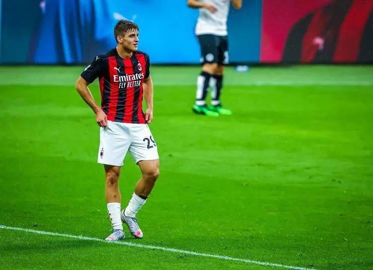  AC米兰主场灯光故障，比赛中断十分钟  