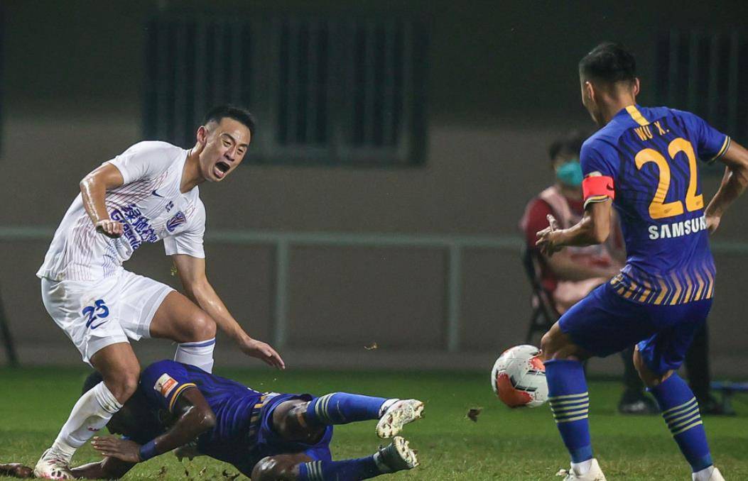  兰斯主场惊险保级，争议点球判罚引发赛后热议